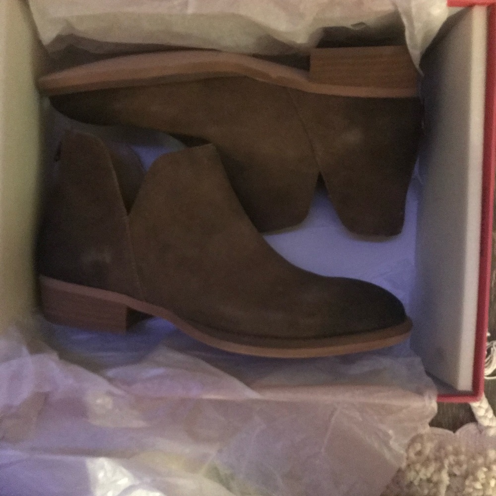 Vaneli ankle bootie